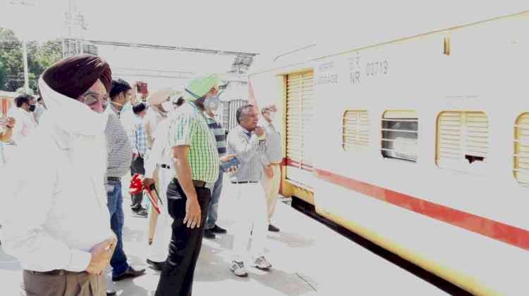 Fourth ‘shramik express’ with 1190 migrants onboard chugs for Gonda from Ferozepur, DC flags off the train