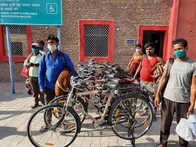District Administration gives healing touch to 10 migrant labourers by paying Rs 37000 for their bi-cycles
