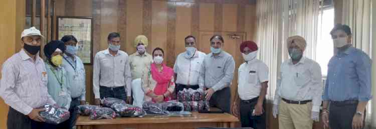 PBEF Ludhiana hands over 4000 face masks to MC Commissioner 