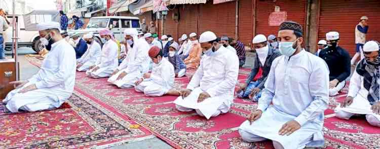 जामा मस्जिद में सोशल डिस्टेंस के साथ अदा की गई ईद-उल -फितर की नमाज
