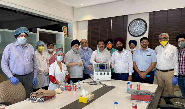 CICU and CII donate ventilator to Guru Teg Bahadur Sahib Charitable Hospital