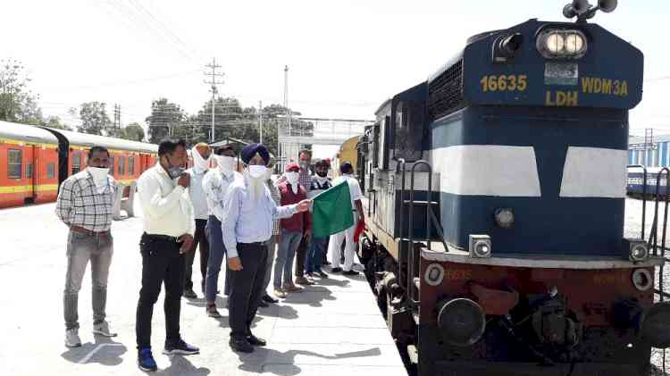 12th ‘Shramik Express’ with 925 migrants onboard chugs for Bihar from Ferozepur Cantt railway station 