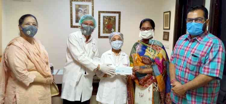 Mamta Ashu hands over cheque of Rs 20 lakh to Guru Teg Bahadur Charitable Hospital authorities