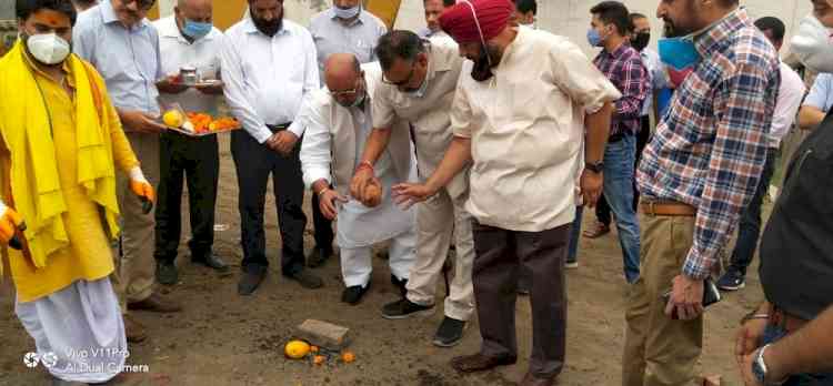 Chairman Gurpreet Singh Gogi inaugurates start of construction of concrete roads in focal point