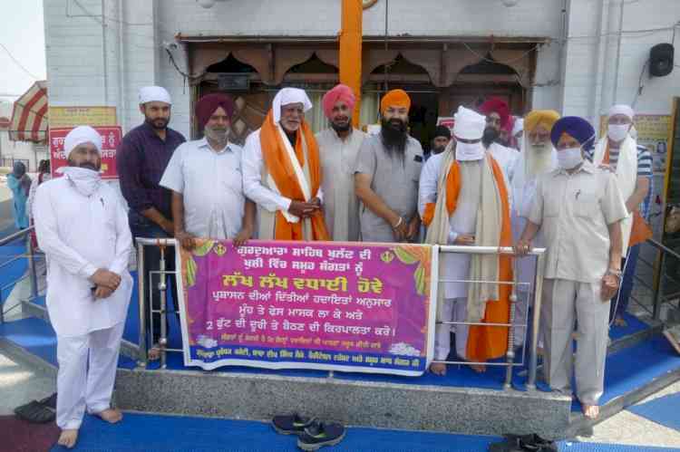 Management of Gurudwara Shaheed Baba Deep Singh honours Bharat Bhushan Ashu for his efforts during covid-19 pandemic