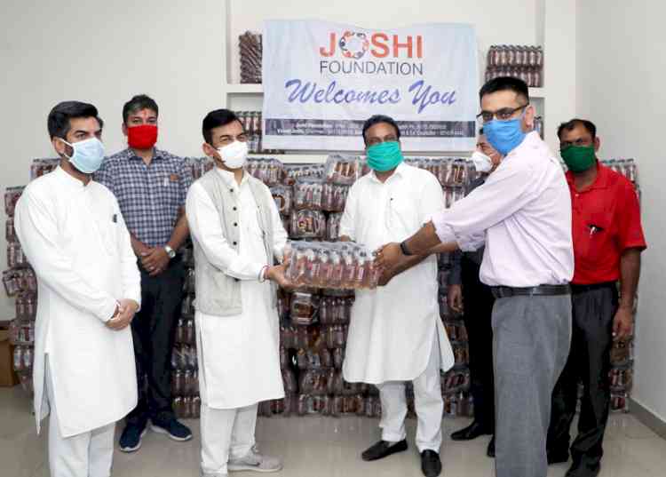 Joshi Foundation donates 14000 bottles of fruit drink for Bapu Dham containment zone