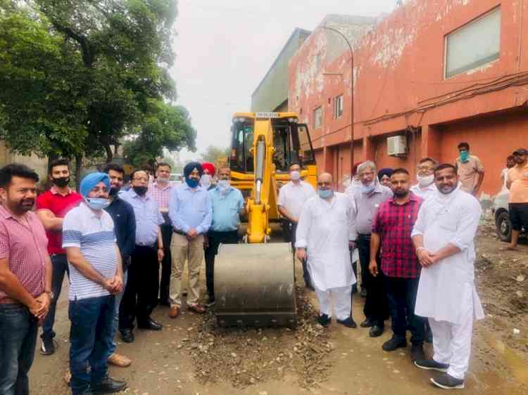 Chairman Gurpreet Singh Gogi inaugurates start of work related to construction of roads in focal point phase 7