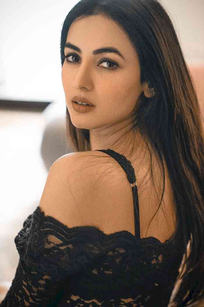 Sonal Chauhan collaborates with Arjun Kanungo again