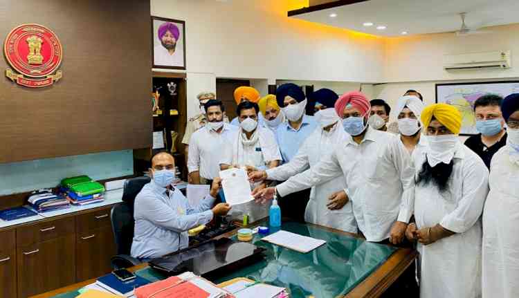 Shiromani Akali Dal’s Industries and Trade Wing submits memorandum to Governor of Punjab 