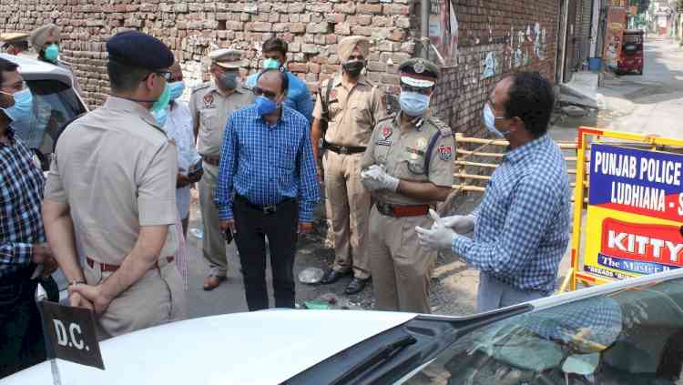 Mission Fateh: Deputy Commissioner and Commissioner of Police visit containment zones and interact with residents