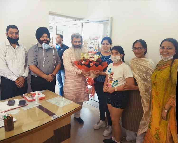 Bharat Bhushan Ashu honours class 12th state topper Gurveen Kaur