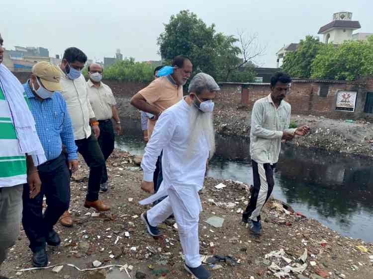 Ashu takes stock of cleanliness drive along Buddha Nullah 