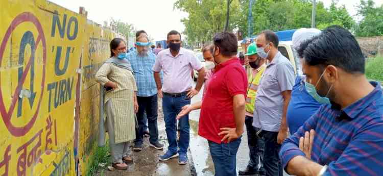 MC Councillor Mamta Ashu pull up NHAI officials over water accumulation on Ferozepur Road