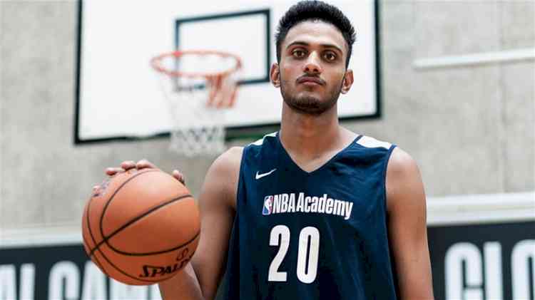 Bharat Bhushan Ashu congratulates Ludhiana Basketball Academy player Princepal Singh for getting selected at NBA