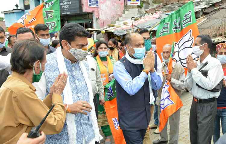 Himachal CM accorded rousing welcome at Gaggal Airport