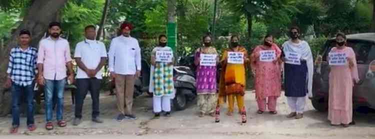 BJP Mahila Morcha hold protests against Congress government