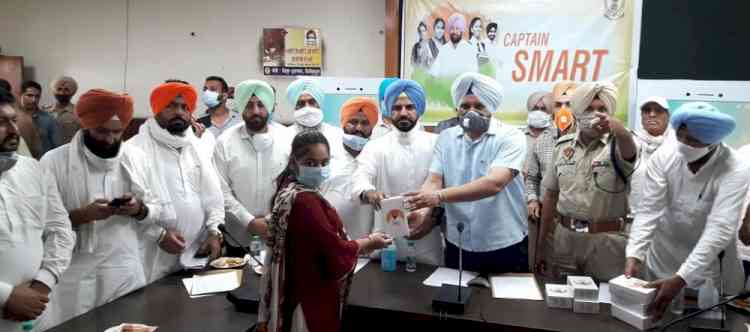 Deputy Commissioner hands over smart phones to 20 students of class xii under ‘Punjab Smart Connect Scheme’