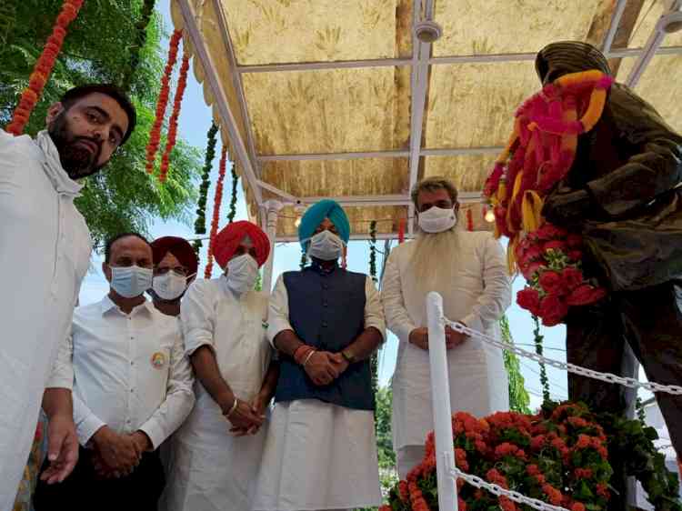 Cabinet Minister Bharat Bhushan Ashu pays floral tributes to Shaheed Karnail Singh Issru