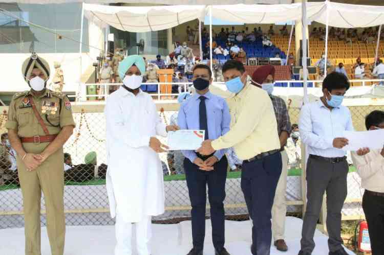 Civil Surgeon Office Jalandhar clerk Vishwanath honoured with appreciation certificate at I-Day function