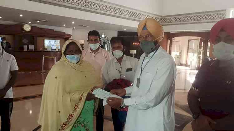 Punjab Government presents cheque of Rs 5 lakh to first Punjabi boxer Simranjit Kaur