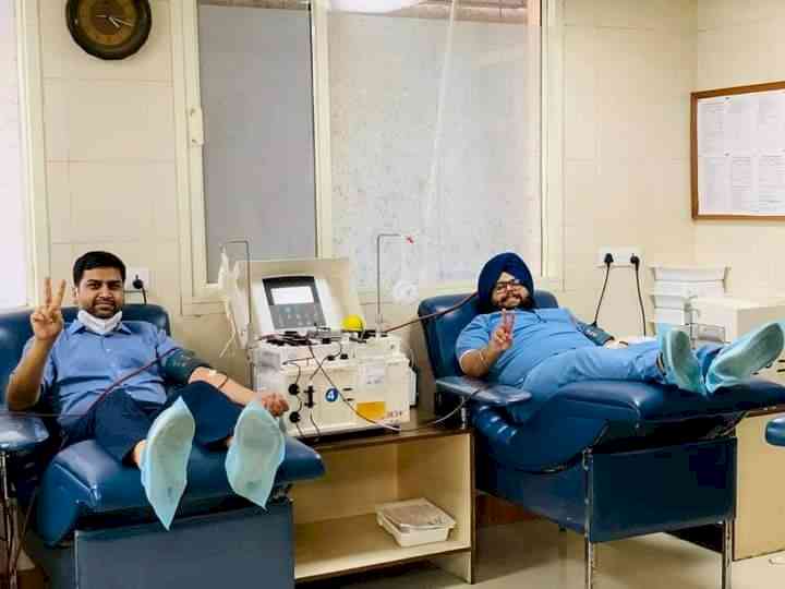 Doctors of Hero DMC Heart Institute donates plasma cell for covid patients