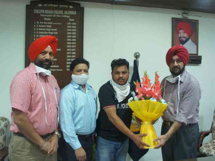 Punjabi singer Jassi Khan honoured in Lyallpur Khalsa College