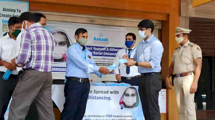 Aakash Educational Services Limited distributes 1350 face masks amongst citizens of Chandigarh  