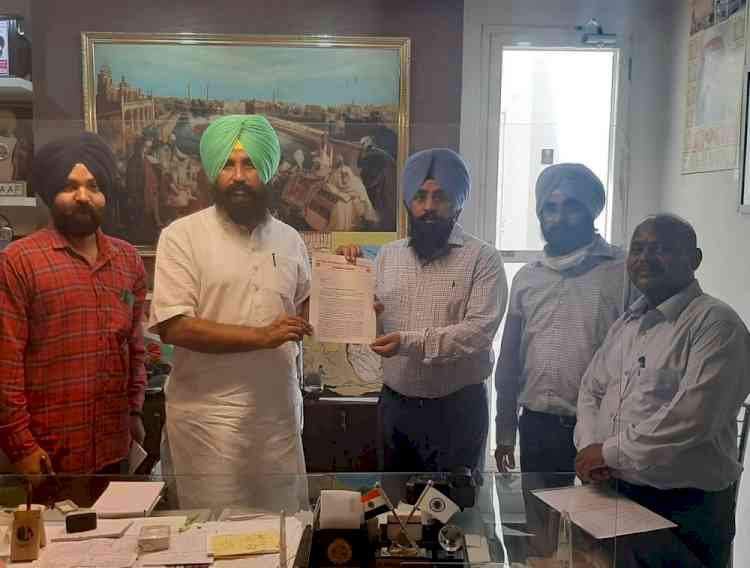 NZIEA meets Lok Insaaf Party Supremo Simarjeet Singh Bains, and hands over memorandum against proposed IPO in LIC