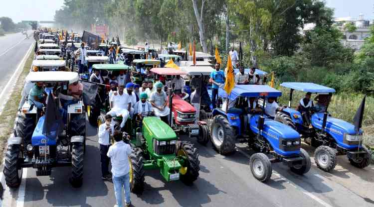 SAD workers and farmers hold  massive tractor rally in Dakha