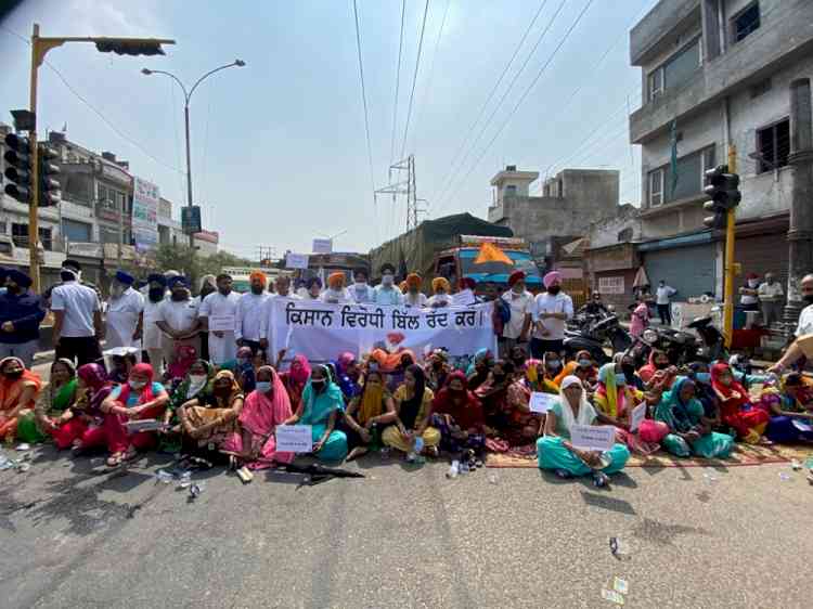 Shiromani Akali Dal stages chakka Jaam against anti-farmer bills in Halka Atam Nagar