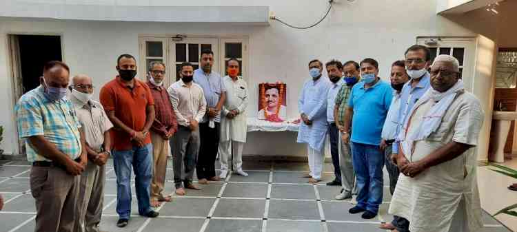 Kalia pays floral tributes to Pt Deendayal Upadhyaya on his 104th birth anniversary 