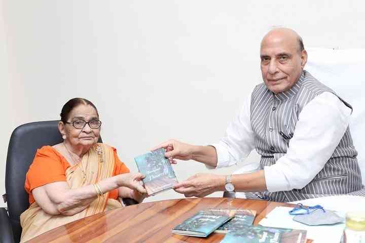 Dr Krishna Sakshena unveils her 9th book - ‘A bouquet of flowers’