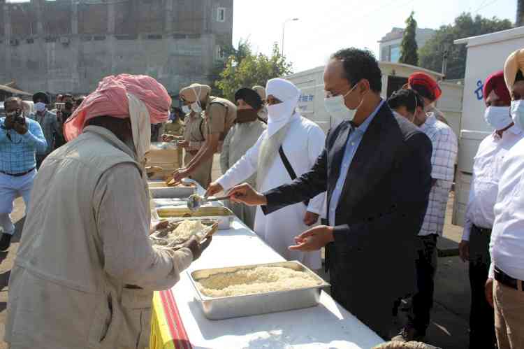 Dhan Guru Ramdas Ji Langar Sewa starts free langar service at bus stand