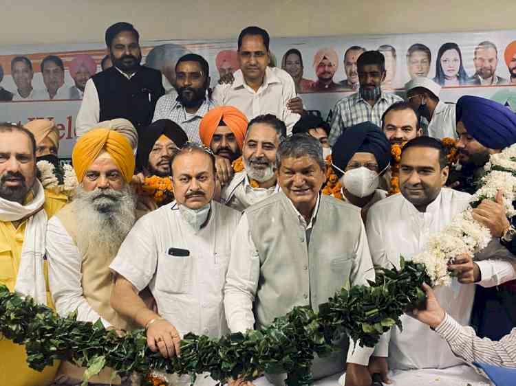 Harish Rawat interacts with Congressmen during his maiden visit to Ludhiana