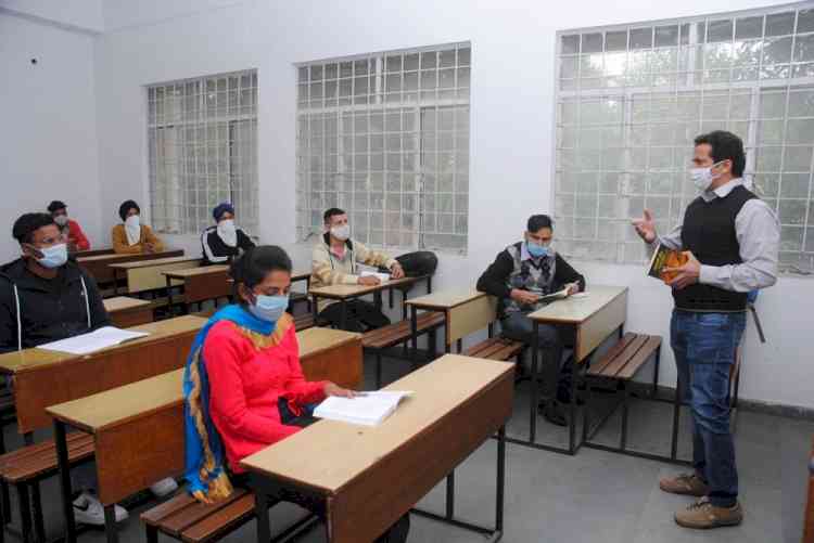 Offline PG classes started in Lyallpur Khalsa College 