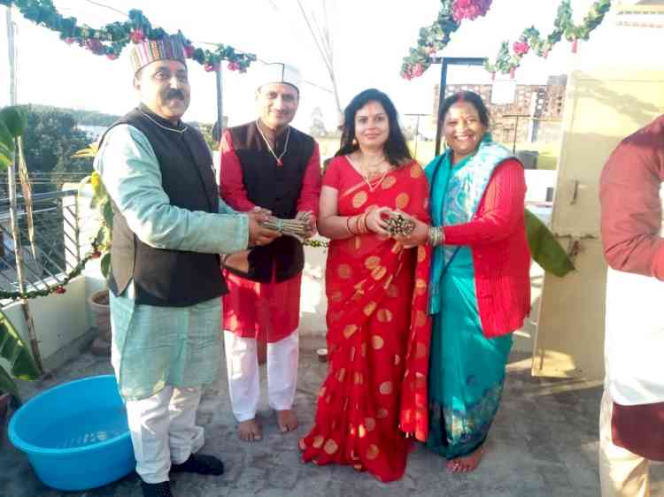 Chhath Puja Samiti secretary pays tribute to environment, distributes medicinal plants  
