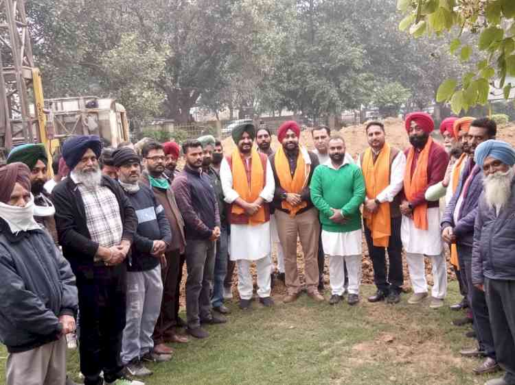 Councillor Harkarandeep Singh Vaid inaugurates new tubewell at Dugri