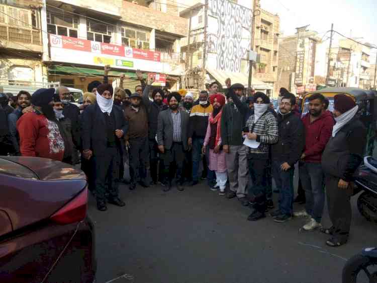 पंजाब सरकार की व्यापार विरोधी नीतियों के खिलाफ व्यापारियों ने निकाला रोष मार्च 