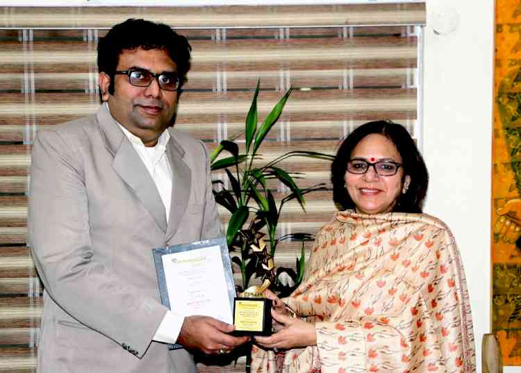 Smarajit Kumar Sen gets honoured with Title Best Educator 