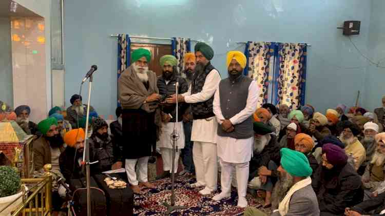 AAP donates Rs 2 lakh to family of martyr of Kisan movement Gajjan Singh