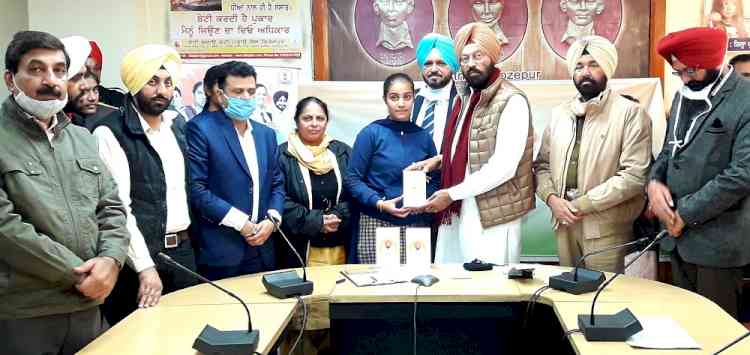 Rana Gurmeet Singh Sodhi personally hands over smart phones to 1952 students of Class XII under ‘Punjab Smart Connect Scheme’
