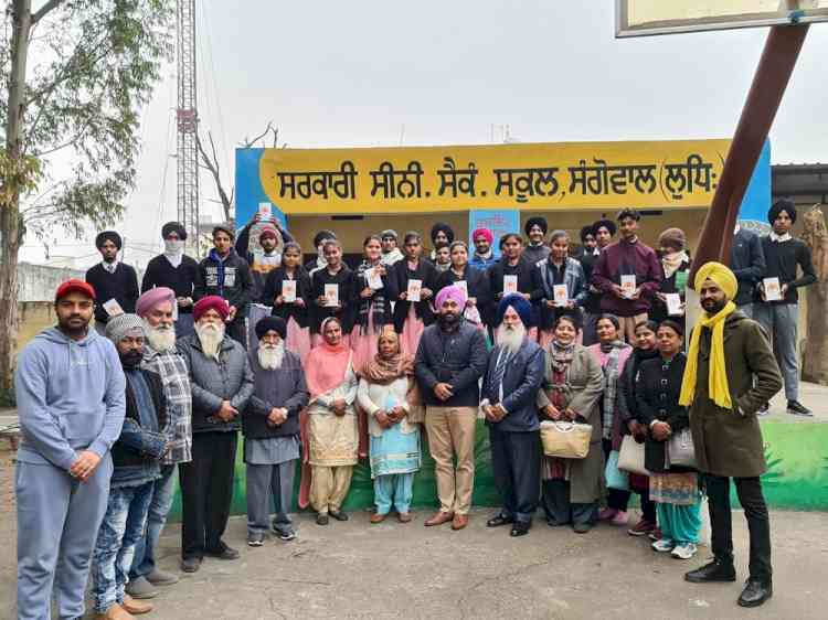 Municipal Councillor Harkarandeep Vaid distributes smartphones under Punjab Smart Connect Scheme