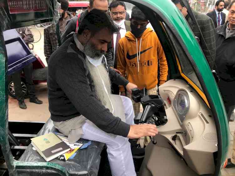 Ashu inspects working of mechanised sweeping machines at Sarabha Nagar Market and Mall Road