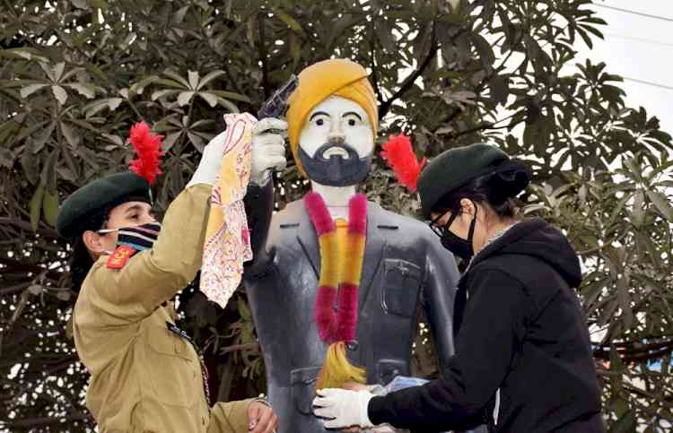 KMV’s NCC Cadets clean statue of Shaheed Sardar Udham Singh