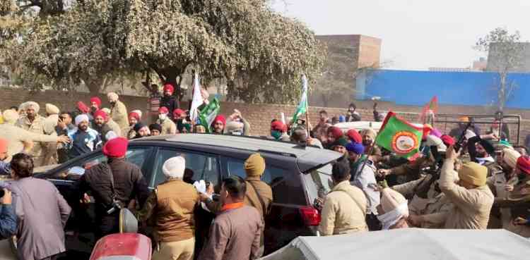 Unidentified persons attack on vehicle of Punjab BJP President