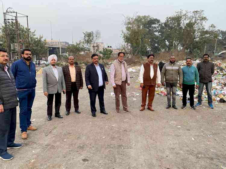 Lifting of garbage going on smoothly, all officials in field: Mayor Balkar Singh Sandhu