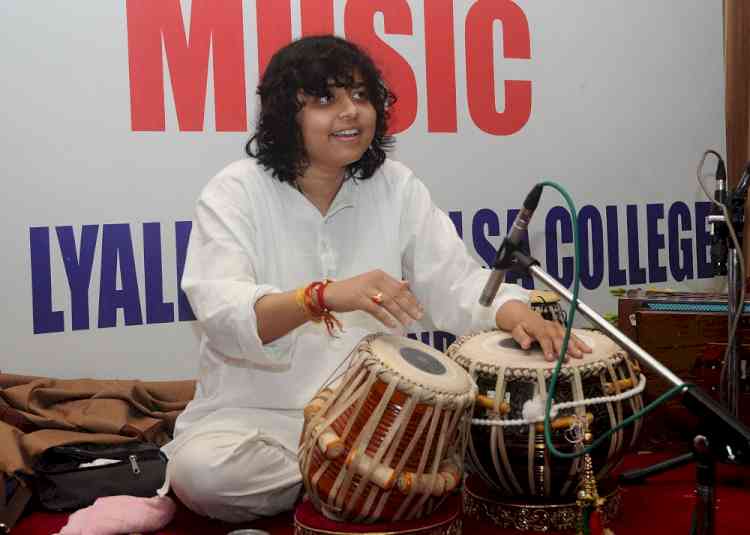 Tabla performance by Rimpa Shiva in Lyallpur Khalsa College