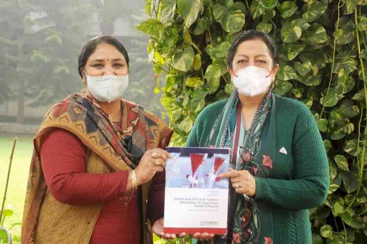 KMV’s Dr Narinderjit Kaur felicitated by Principal Prof (Dr) Atima Sharma Dwivedi 