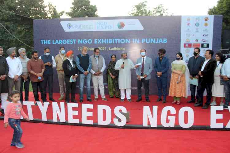 Bharat Bhushan Ashu inaugurates NGO Expo at Nehru Rose Garden 