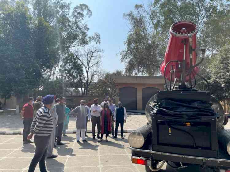 Bharat Bhushan Ashu inspects demonstration of anti-smog machines